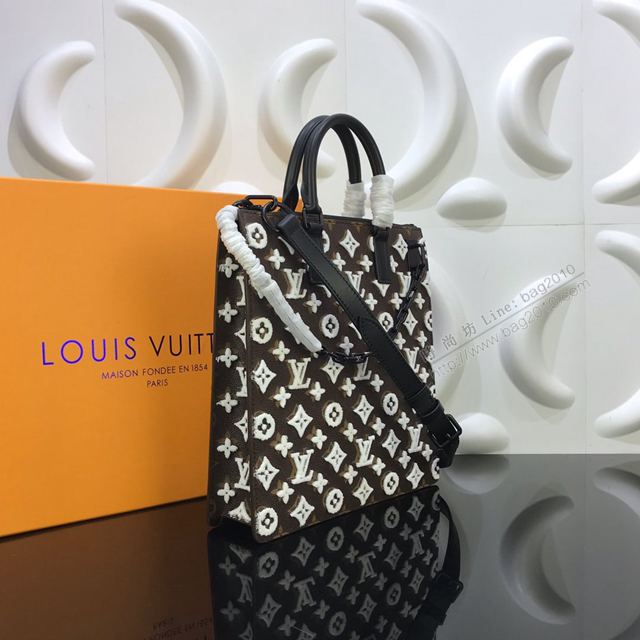 LV包 LV男包 M44476刺繡 Runway bags 2020ss men’s走秀款 經典荔枝紋牛皮 LV手拎斜背包  ydh3247